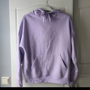 Ljuslila hoodie - Säljer en supermysig ljuslila hoodie. I storlek XXS men passr både XS och S. Passar både till vardags och avslappnade tillfällen. 💜