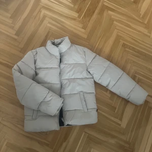 Jacka - Jag säljer nu min jacka pga att den är för liten, jackan är köpt för en vecka sen. Storlek M, herr. Nypris är 700 kr och jag säljer den nu för 400 kr.