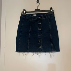 Jeanskjol från gina tricot  - Säljer en fin jeanskjol köpt på secondhand har använt vid tre tillfällen, annars i bra skick.