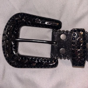 Bb bälte  - Skit snyggt bb bälte med snygga kors på. Inte så gammalt så de är frf i skit bra skick 