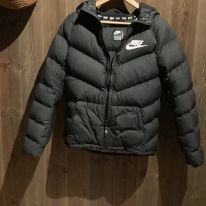 Nike puffer jacket - Nike pufferjacket i okej skick  Strl 158-170cm 13-15 yrs  Billigt pris tveka inte på att höra av dig