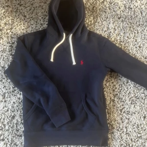 Ralph lauren hoodie  - Säljer nu denna riktigt snygga Ralph lauren hoodien i storlek S. Den är i ett bra skick och har inga större defekter. Hör av er vid frågor! Pris går att diskutera 🤩
