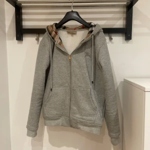 Burberry ziphoodie  - Påse medföljer (dok skadad) | för frågor skriv!