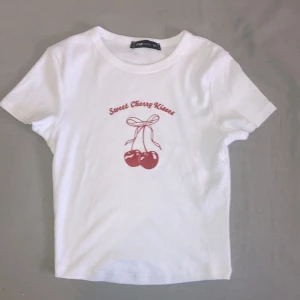 Cherry tröja - Storlek XS. Ganska stretchig men man ser igenom lite när man har svart bh.