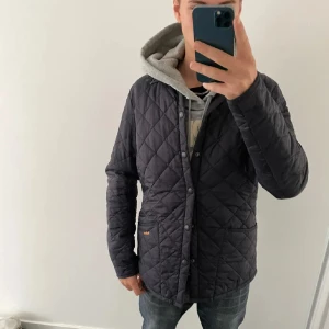 Barbour jacka - Hej, säljer en jacka i riktigt bra kvalitet✅Bara och skriva om ni har några frågor