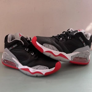 AJ POINTLANE BLACK/RED                                            Jordans - Säljer dessa snygga och oanvända Jordan skor! Dessa skor är i storlek 39 och är i helt nytt skick. Dem funkar för alla oavsett kön och är väldigt sköna✅ 