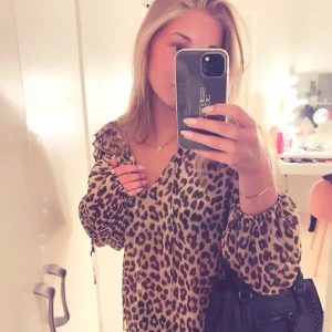 Leopard blus  - Säljer denna jätte fina leopard blusen från hm, den är ändats använt 2 gång och säljer då jag inte får någon användning av den, hör av dig vid frågor och funderingar💕