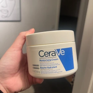 CeraVe kräm - Helt ny! (Krämen har åkt åt sidan för den stod lutad)