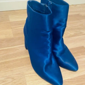 Mörkblåa klackskor  - Snygga mörkblåa klackskor som är i tjockt material och i mycket bra skick endast använda två gånger
