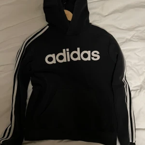 Adidas hoodie  - Säljer denna hoodie pga ej har användning av den längre och är för liten, pris kan diskuteras
