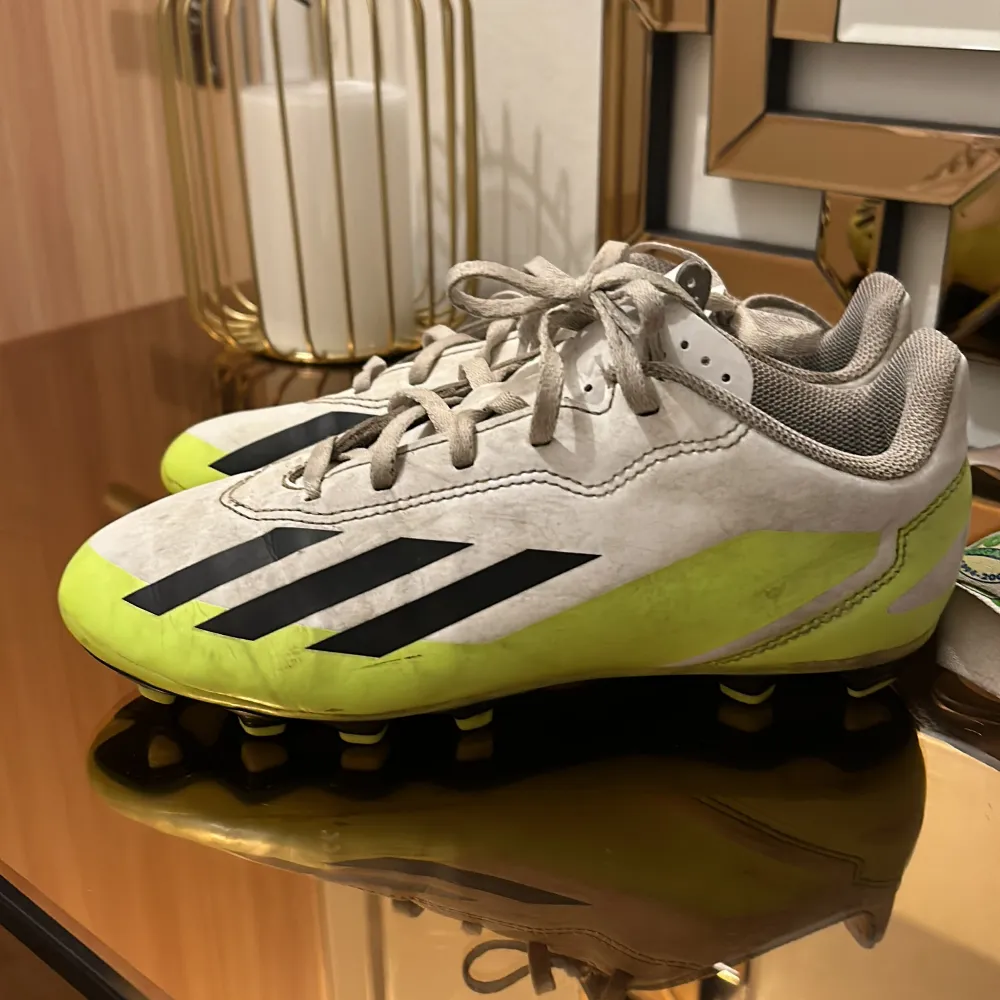 Fotbollsskor med storlek 37 adidas sköna billig kommer nytvättad . Skor.