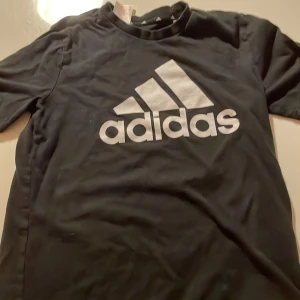 Svart Adidas tröja - Den är i bra skick. Knappt använd för den blev för liten