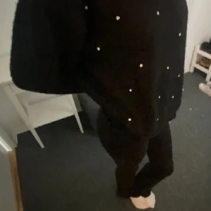 Stickad tröja - Säljer en stickad tröja från H&M de är pärlor på den som diamanter 💕skriv i dm för fler bilder.