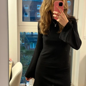 Stickad klänning med öppen rygg - Superfin kort stickad klänning med öppen rygg som knyts i nacken från Nelly i storlek XS. Har normalt storlek S så den är stor i storleken! Nyskick, använd 2 gånger. Inköpspris 399kr