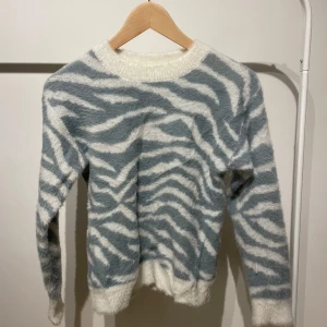 Tröja  - Jätte fin gosig tröja🎀Den är vit och typ blå/grå
