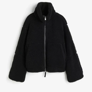 Pile jacka hm - Helt ny jacka , då jag köpte den på Plick. Den har på lappen fortfarande och som ny. Storlek xs men jag kommer tyvärr inte använda den! Skriv om de är några frågor! 💓