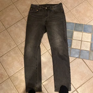 Levis 501 - Säljer dessa Levis jeans i storlek 30/30 Längden sitter bra på mig som är 180 cm och det är även bra skick och passform på dom 