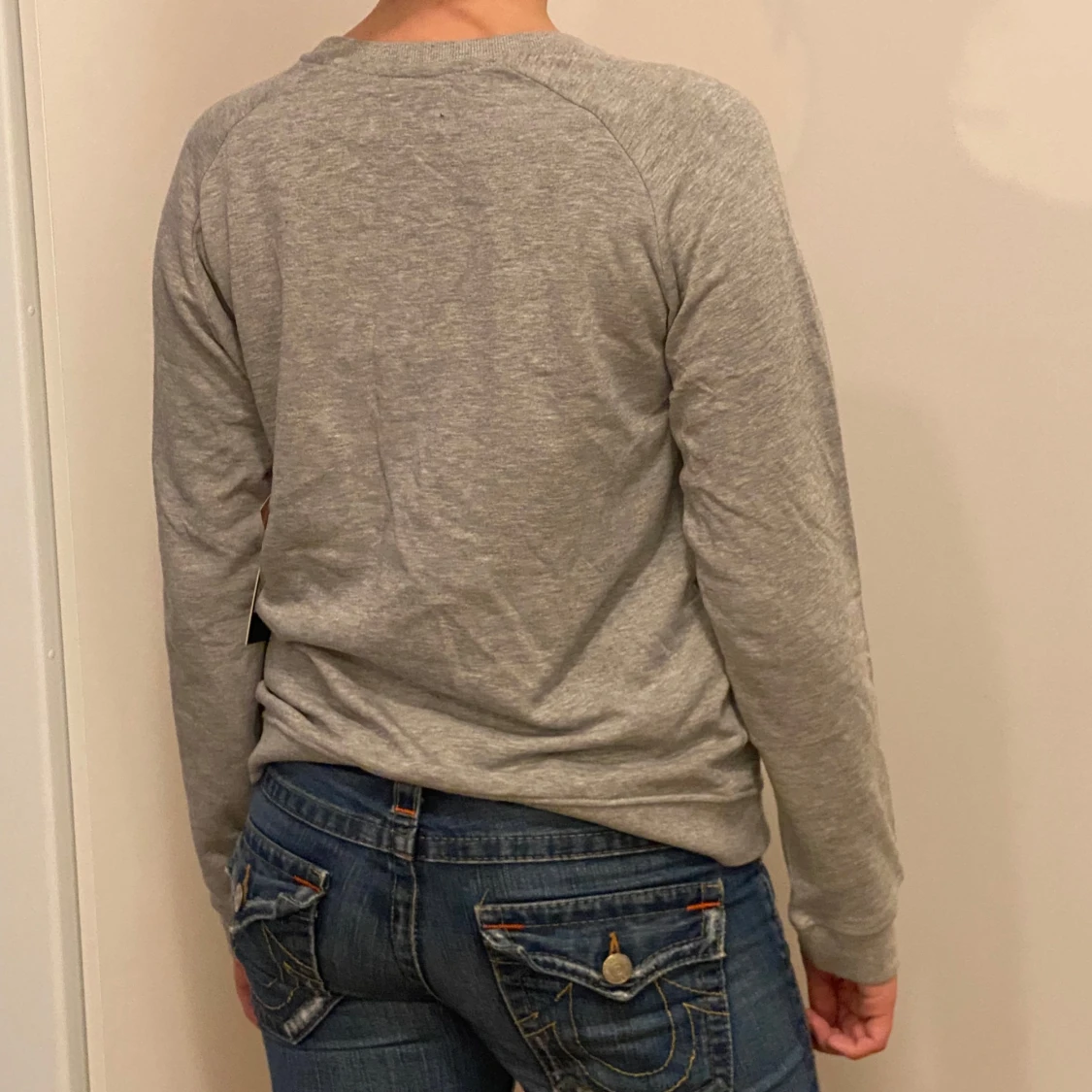 Grå sweatshirt med rosa tryck - 91