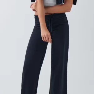 Low Waist mjukisbyxor  - Super Nice mjukisbyxor ifrån Gina, iprincip aldrig använda så i nyskick. Påminner om de ifrån russe merch