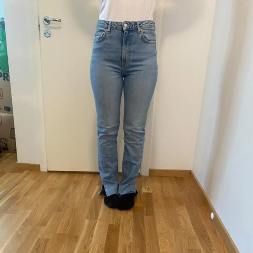 Säljer ett par ljusblå jeans i nyskick. De är högmidjade och har en straight passform med en liten slits vid anklarna. Perfekta för både vardag och fest! De är gjorda av klassiskt denim-material och har en snygg, enkel design. Uppskattar storlek S. Jeans & Byxor.