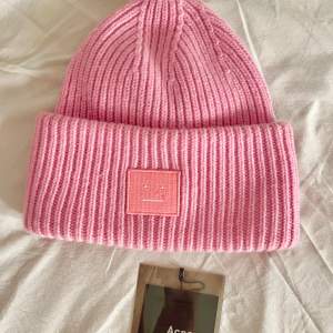 Säljer nu min rosa acne mössa! Endast använd en vinter och är därmed i fint skick, lite missfärgad inuti (se bild 4), därav priset! Den är äkta och köpt från Acne Studios hemsida för 1600 kr💕