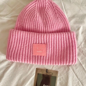 Acne mössa - Säljer nu min rosa acne mössa! Endast använd en vinter och är därmed i fint skick, lite missfärgad inuti (se bild 4), därav priset! Den är äkta och köpt från Acne Studios hemsida för 1600 kr💕