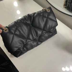 Läderväska - Säljer en superfin väska från HM som iprincip är oanvänd, väldigt bra kvalitet och rymlig, hör av dig vid frågor 🥰