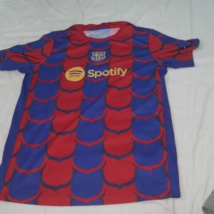 Barca-tröja i utmärkt skick - Storlek 159-170 -   Säljer en Barcelona-tröja i storlek 159-170. Tröjan är i utmärkt skick och knappt använd. Perfekt för alla Barca fans!