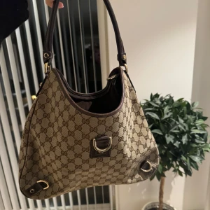Gucci väska - Intressekoll på denna vintage gucciväska! Vet inte vad modellen heter och har dessvärre inte kvitto då det är mammas så gamla. Men den är sparsamt använd och hittar liknande som säljs second hand för 11k. Skriv vid intresse! 
