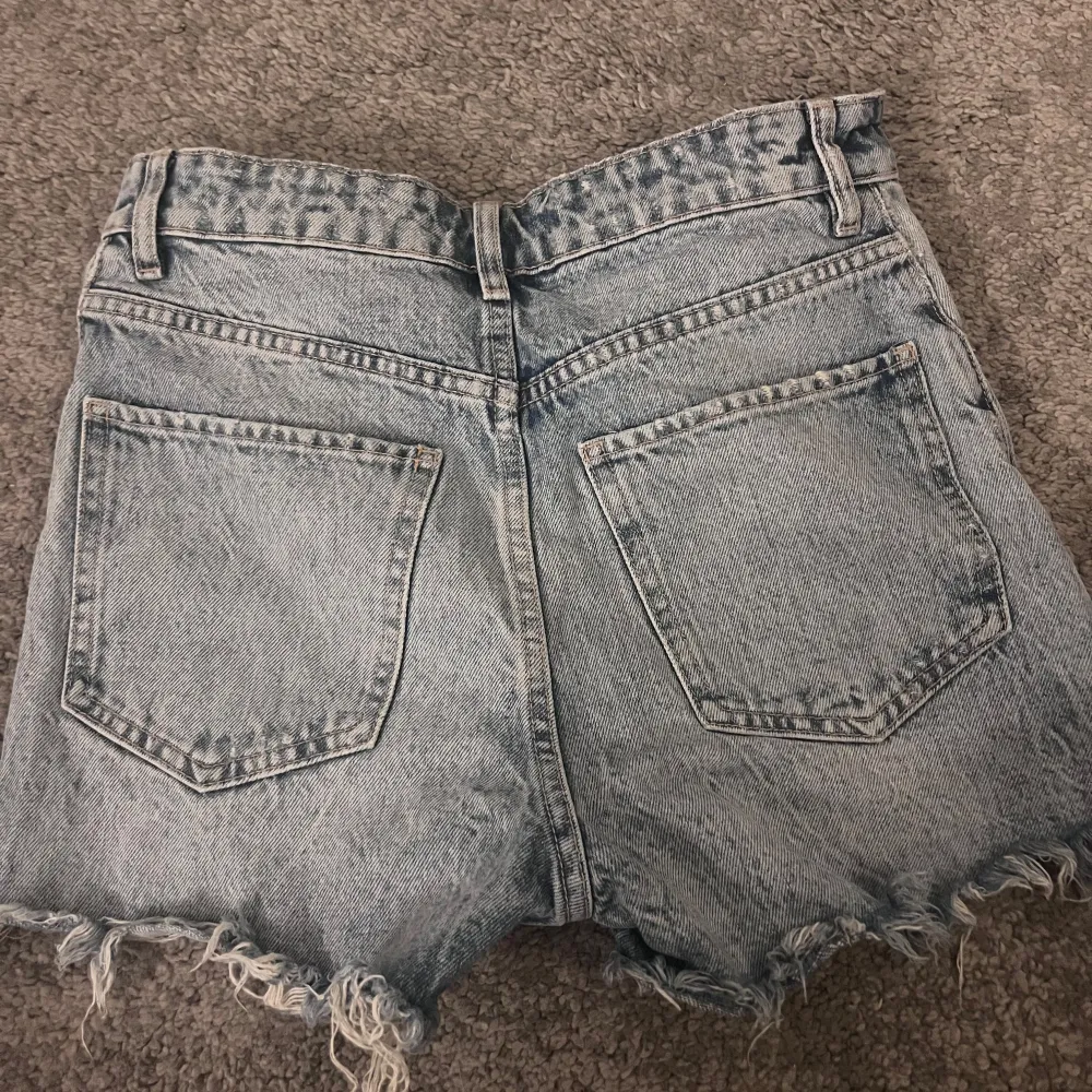 Säljer dessa supersnygga Zara jeansshorts då de tyvärr har blivit för små🥰. Shorts.