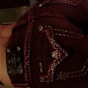 Miss me jeans - Så sjukt snygga lågmidjade miss me jeans i en mörkröd färg🤍Jeansen är omsydda från skinny till bootcut med ett svart tyg, se sista bild!!  Har även ett insytt snöre i midjan så man kan dra åt så de sitter bra  Storlek 27 