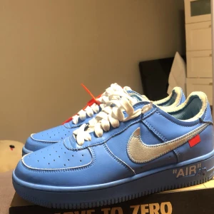 Nike - Ett par helt nya Nike skor riktigt snygga och bara använda en gång skick 9,5/10. Det är bara att skriva om ni har frågor. OBS kan gå ner i pris vid snabb affär