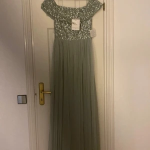 Balklänning - Maya Deluxe Tall. Inte kommit till användning då jag valde mellan flera balkläbningar. 