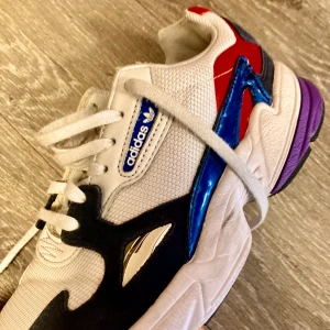 Adidas Falcon st 38 - Fina skor som inte längre används. Köptes i maj
