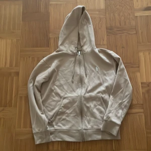Polo Ralph Lauren zip up hoodie  - Säljer den för jag inte använder den längre och vill få bort den! Kan sänkas vid snabb affär! Vill få bort den! 
