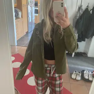 as söt typ jeansjacka men i annat material lite tunnare ! Har detaljer uppe ! Skriv privat vid intresse o fler bilder 💕💕💕