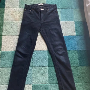 Acne jeans  - Hej, säljer ett par riktigt snygga jeans från märket acne studios. Det bara att skriva om du har frågor. Priset sitter inte i sten under snabb affär.