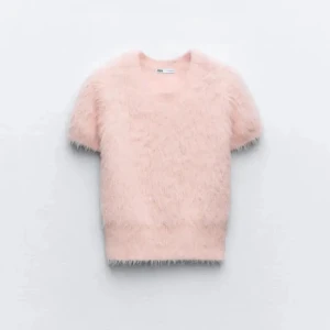 Stickad zara topp - Säljer min jätte fina stickade zara topp!! Jätte bra skick, endast använd en gång💕köpt här på plick men var oanvänd när ja köpte den!!kom privat för fler bilder, pris kan diskuteras!!💕