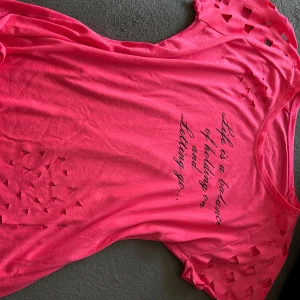 T-shirt  - Jätte fin tröja i ny styck fick den som present så vet ej vart den är ifrån och det står inte vad det är för storlek. Kan säga att det skulle passa S- M. Den är i färgen nion rosa (förlåt att det syns dåligt i bilderna) du kan alltid kontakta mig för