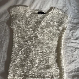Stickad topp - Säljer en superfin vit stickad topp från Zoul Edition.Toppen är i storlek XS och passar perfekt till alla tillfällen. Köp direkt eller ge prisförslag💕