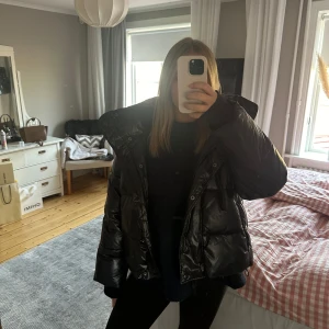 Glansig svart vinterjacka  - En perfekt jacka nu till vintern i svart glansigt material. Använd fåtal gånger, märket är GAP men köpt från zalando.😊