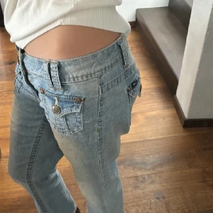 Lågmidjade ljusblå jeans<3 - Så sjukt snygga lågmidjade jeans från märket angel💖köpte här på plick men säljer vidare då dem inte passade och är i jättebra skick!!!