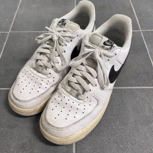 Nike Air Force 1 - Nike Air Force 1 skor | Skick 8,5/10 | Storlek 42 | Nypris 1500kr | Frakt via PostNord eller Instabox på kundens bekostnad | Hör av er vid funderingar📧