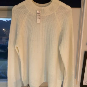 Stickad tröja  - Helt ny stickad tröja från Lindex. Passar M/L