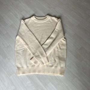 Stickad tröja - Stickad tröja med mjukt material. Lite åt peach färgen. Helt ny