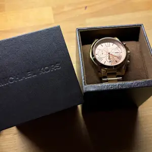 Säljer min Michael Kors klocka då den inte används. Sparsamt använd. Nypris 2500kr. Finns extra länkar om man vill lägga ut den. Batteriet behöver dock bytas.