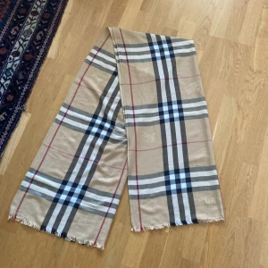 Burberry halsduk - Tjena. Jag säljer den här jättesnygg halsduk, det här är väldigt skönt och i jätte bra kondition 