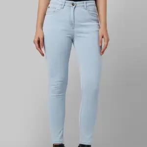 Jeans material i stretchig material, som leggings.  Formar kroppen jätte fint 