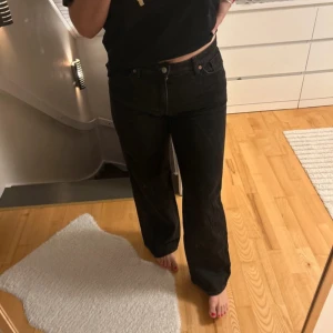 Svarta jeans  - Jättefina vida/raka svarta jeans från monki med låg midja. Är i modellen Naoki. Färgen är lite gråsvart Storlek 29 i midjan. Väldigt bra kvalite och fint ordentligt tyg. Är i bra skick! Säljer då de tyvärr är försmå 