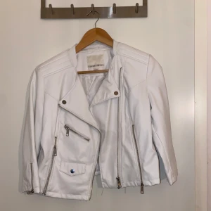 Vit skinnjacka  - Vit skinnjacka från new york